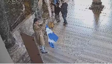 Dua Turis Ditangkap Usai Kibarkan Bendera Bizantium di Hagia Sophia