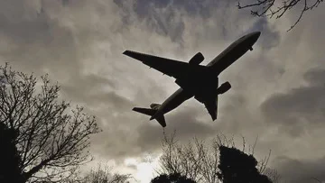 Penumpang Selamat dalam Insiden Tabrakan Dua Pesawat di Bandara Delhi